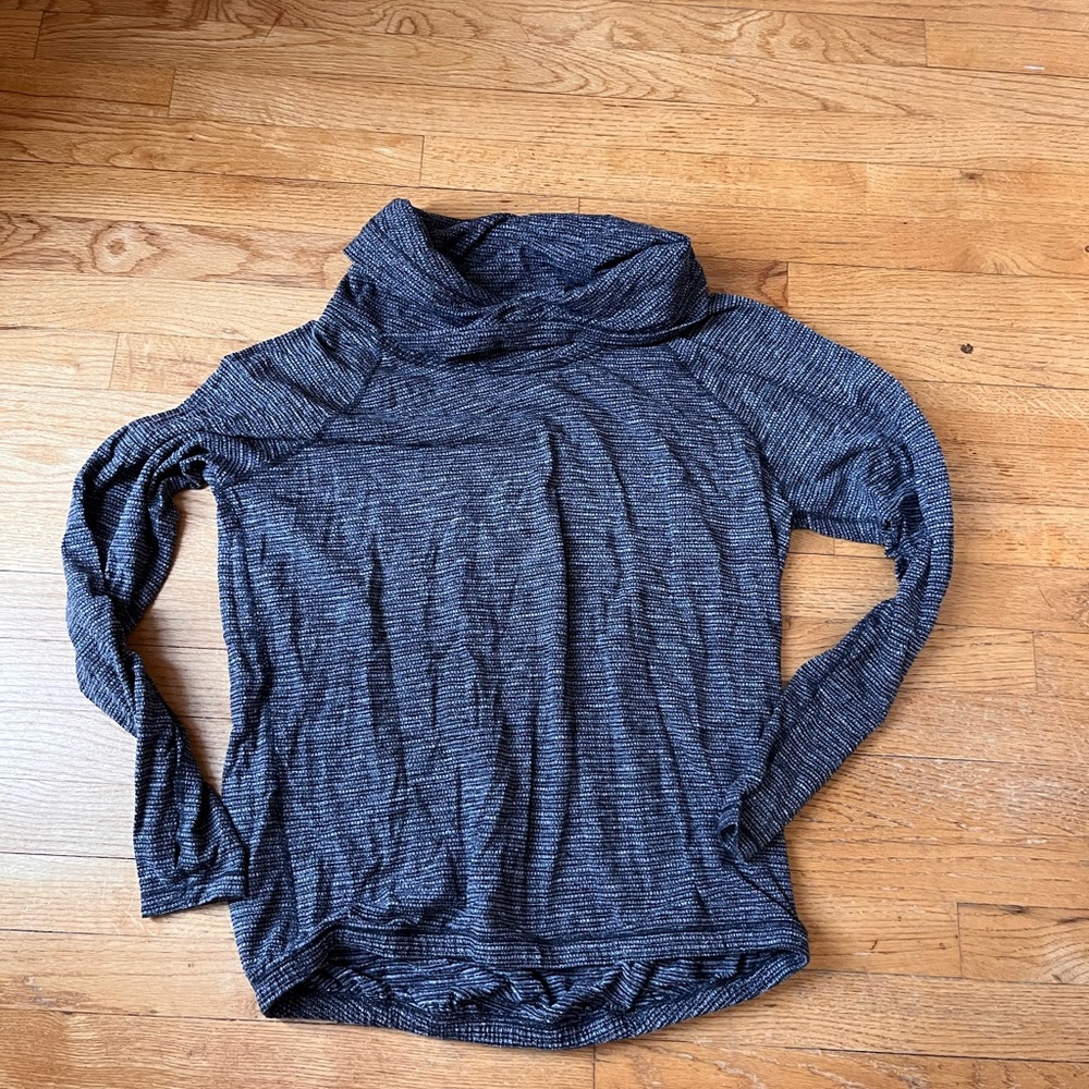 Lululemon size6 pullover